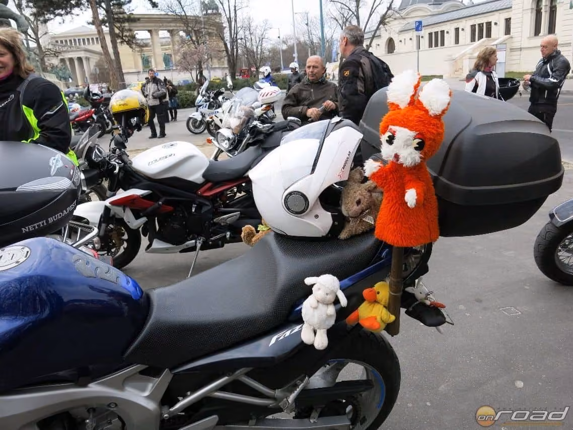 A gyülekezés pillanatai: egy ötletesen felkészített motor