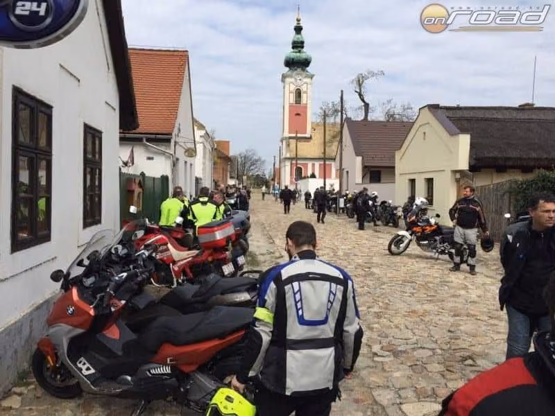 A csapat nagy része a régies Rác utcában parkolt (A képre kattintva galéria nyílik)