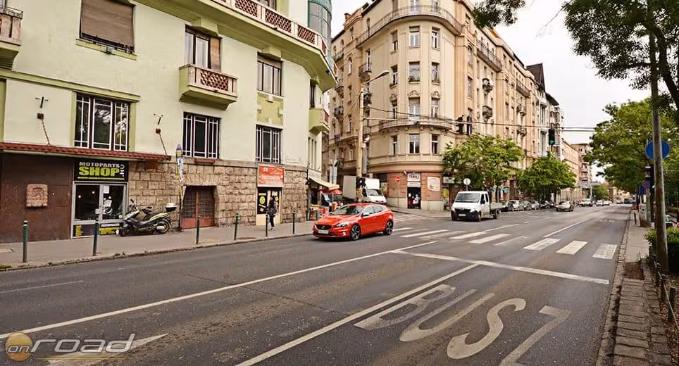 A portál kicsi, de nem nehéz észrevenni. Előtte pedig könnyen meg lehet állni motorral