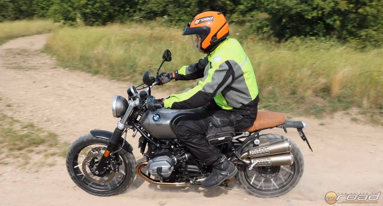Az Akrapovic dob az alapfelszereltség része, és meseszépen szól!