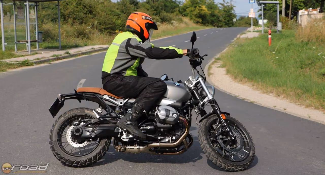 A hosszú tengelytáv ellenére jól manőverezhető a Scrambler