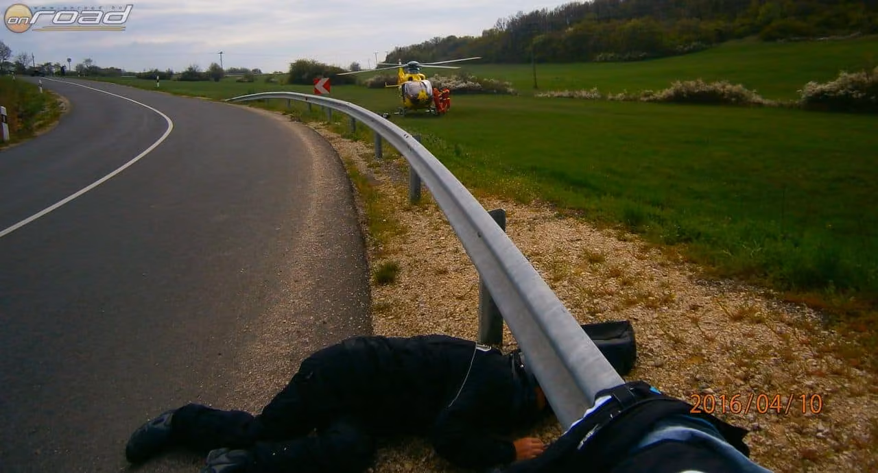 Laci a becsapódás után - hátul az éppen megérkező mentőhelikopter