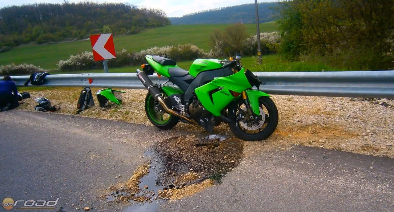 Az összetört Kawasaki a helyszínen