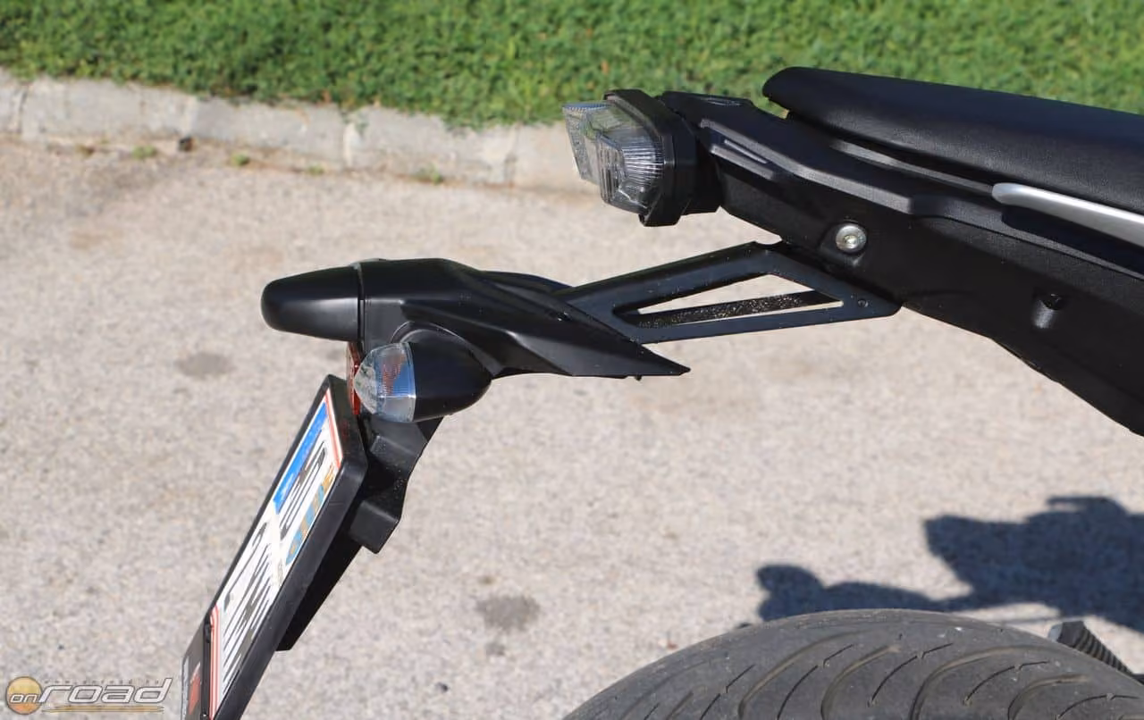 A farokidom lehetne hosszabb és szélesebb is - valószínűleg ez a motor is csúnyán felveri a sarat esőben