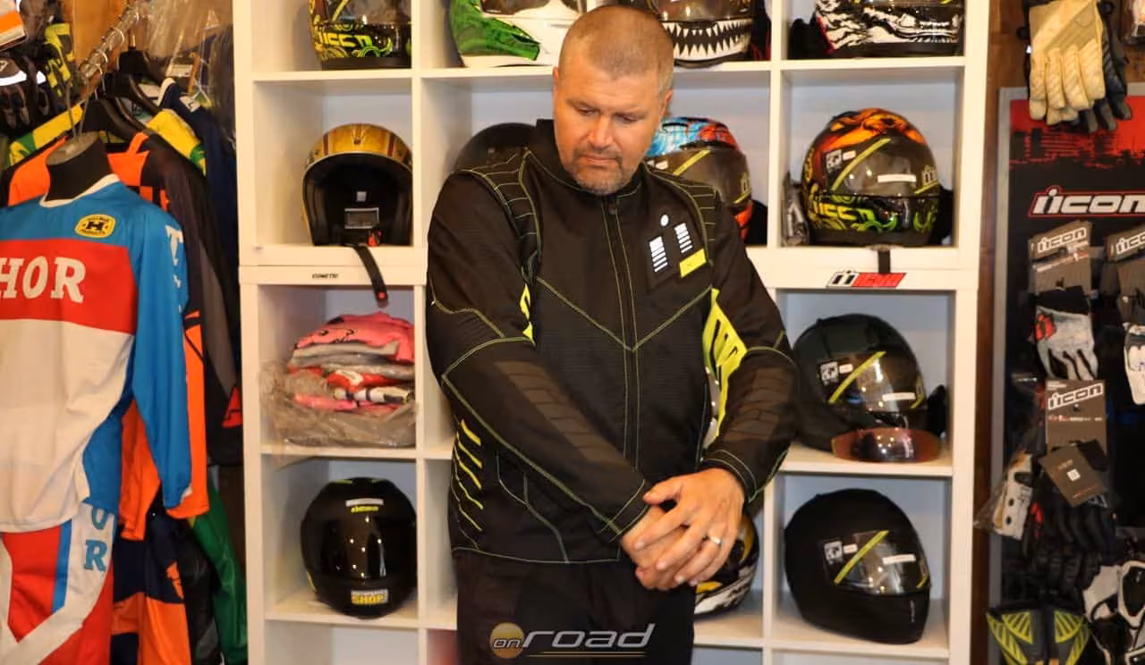 A természetes tartás az enyhén hajlított kart támogatja - sportos és csupasz motorokra tökéletesen passzol
