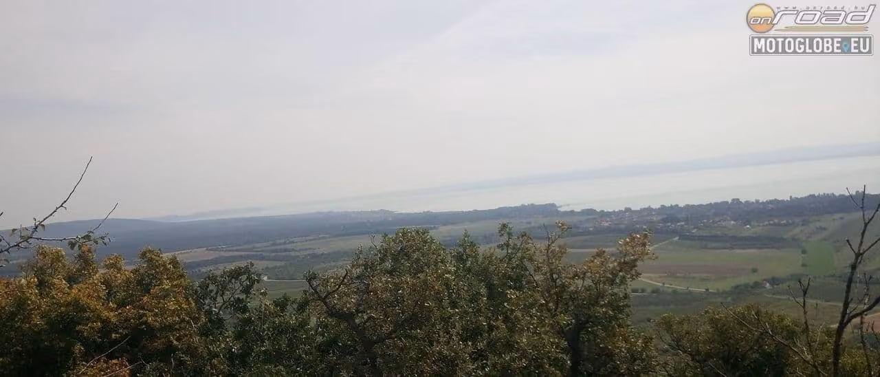 A Balaton nagyobbik medencéje Tihanytól Keszthelyig a lábad előtt hever!