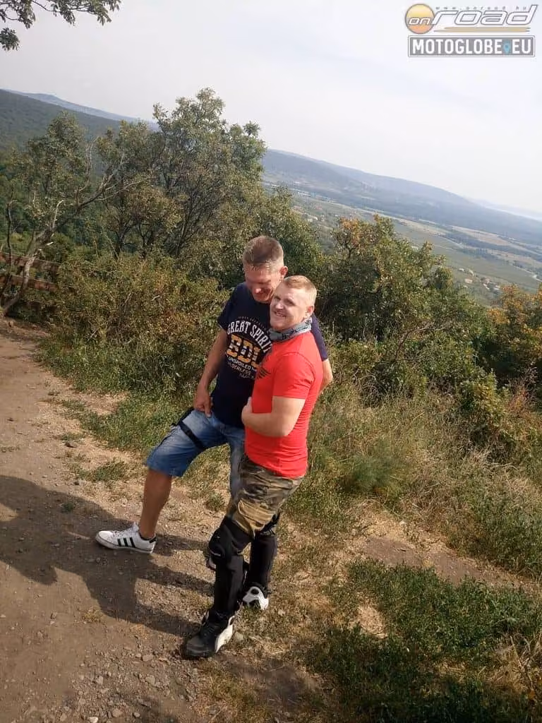 Jó motoros sokat hülyéskedik!