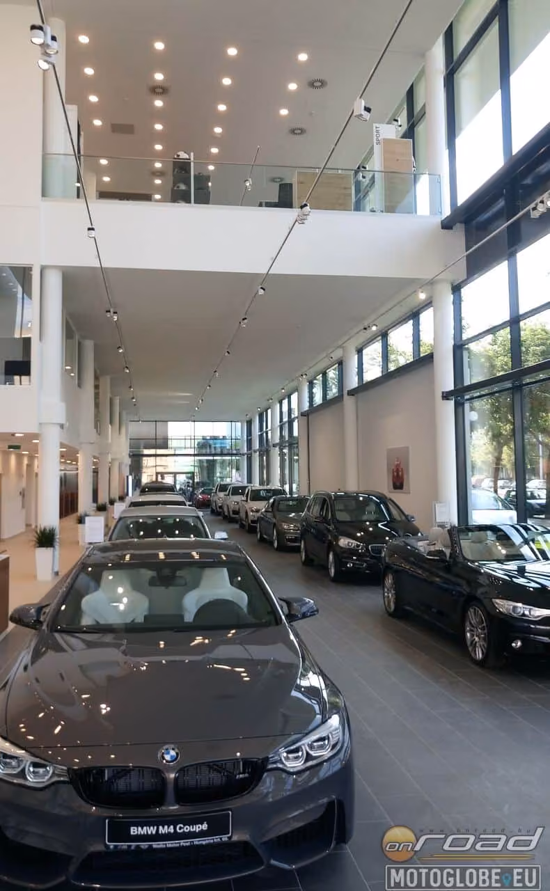 A földszint az autóké, az emeleti galéria a BMW motorkerékpároké