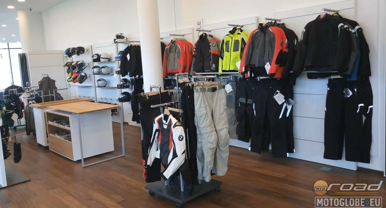 Végre szép bemutatóhelyet kaptak a BMW Motorrad ruházati termékei