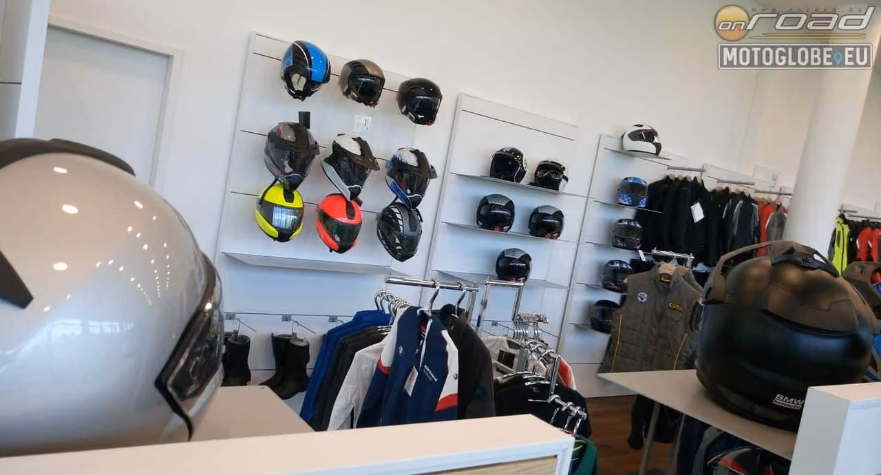 Bukósisakok elegánsan kiállítva