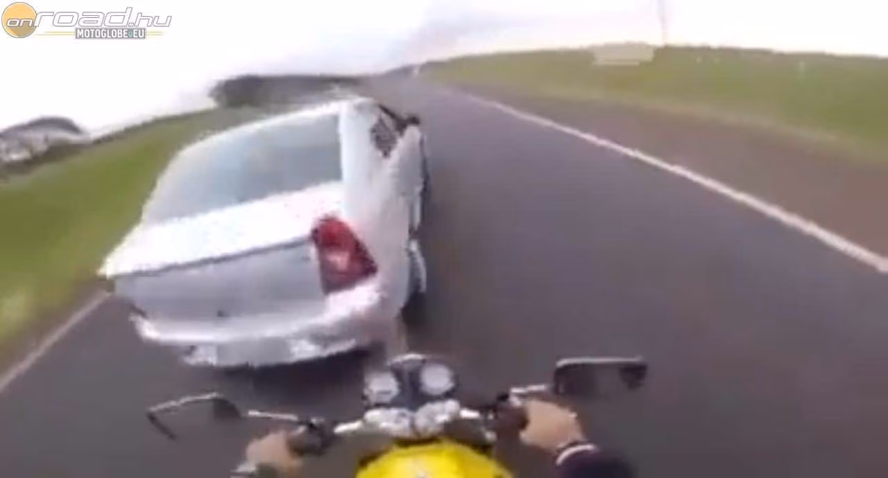 Buta motoros baleset: telibe hátulról, igazi marha módjára Buta motoros baleset: telibe hátulról, igazi marha módjára