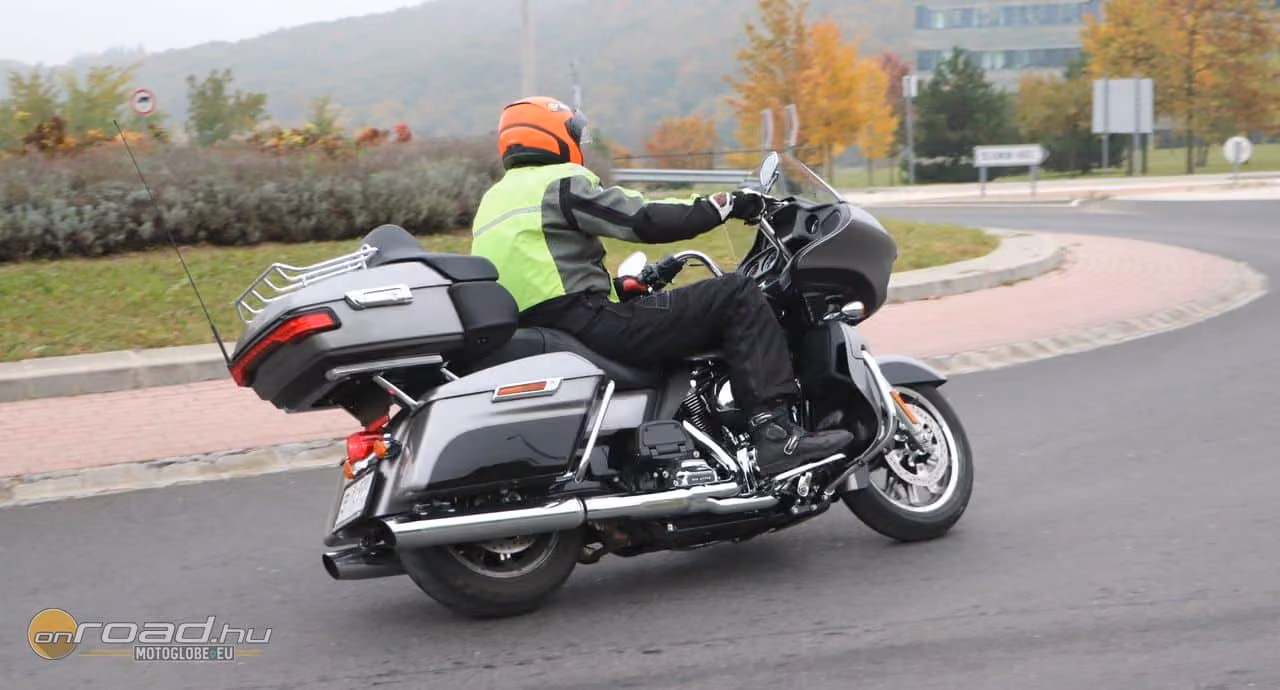 A fölényesség szobra: Harley-Davidson Road Glide Ultra teszt A fölényesség szobra: Harley-Davidson Road Glide Ultra teszt
