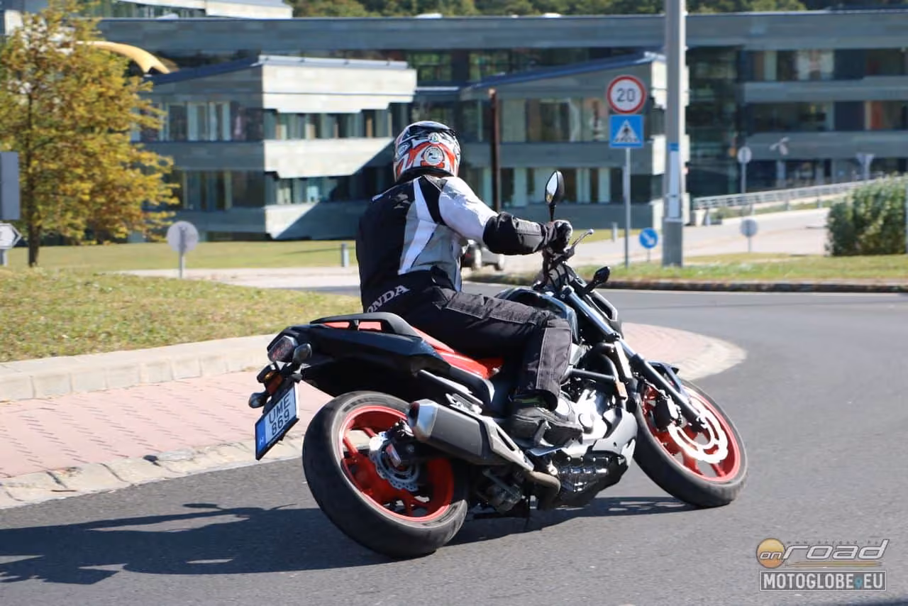 A futómű hibátlanul illeszkedik a motor karakteréhez, a hirtelen mozdulatokat nem szereti