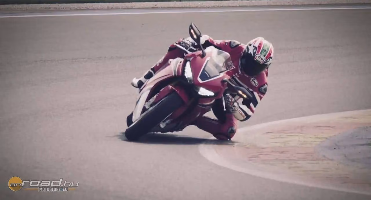 Nicky Hayden is látványosan megkergeti a Honda CBR1000RR SP-t
