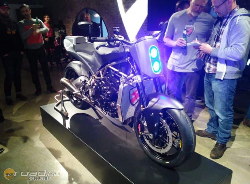 A modellek bemutatóját a Spirit Motorcycles egy hangulatos londoni kávéházban tartotta meg