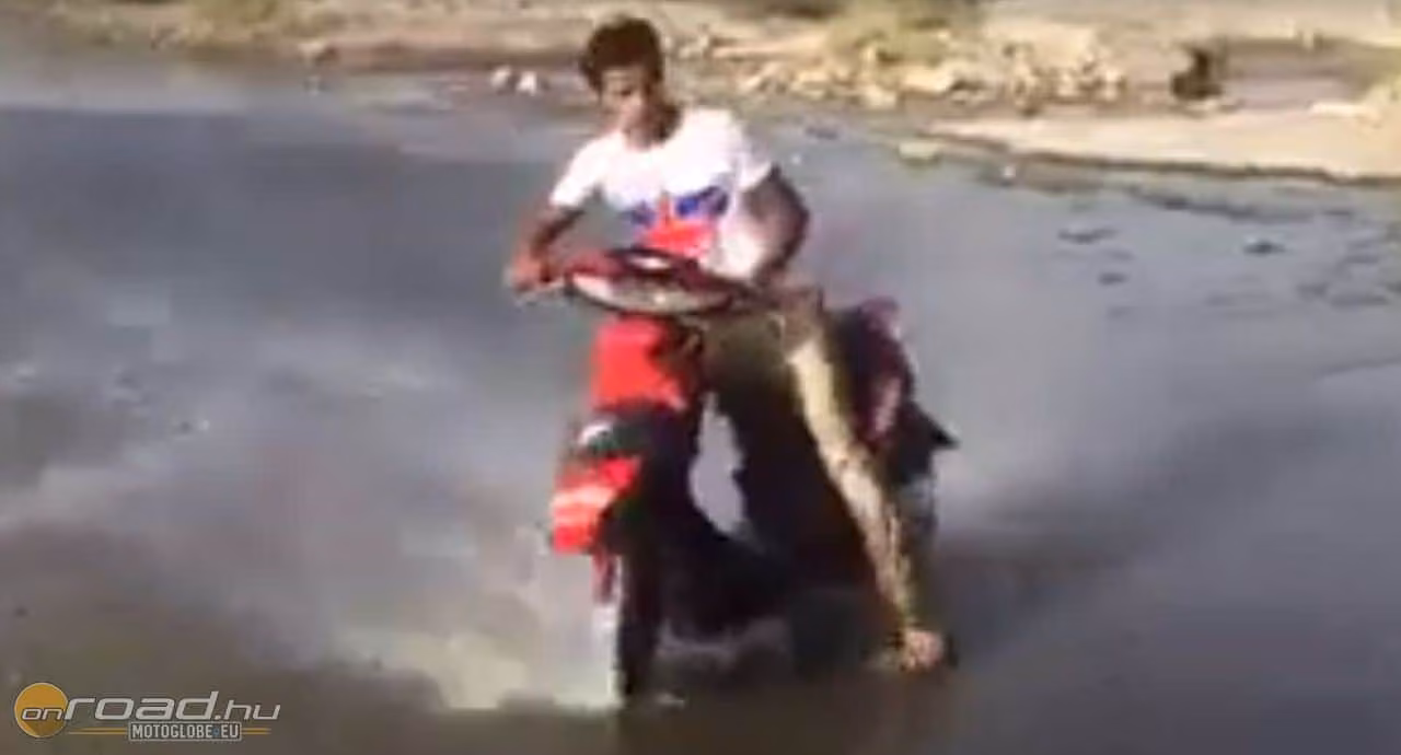 Így kell vizes úton motorozni isten módjára!