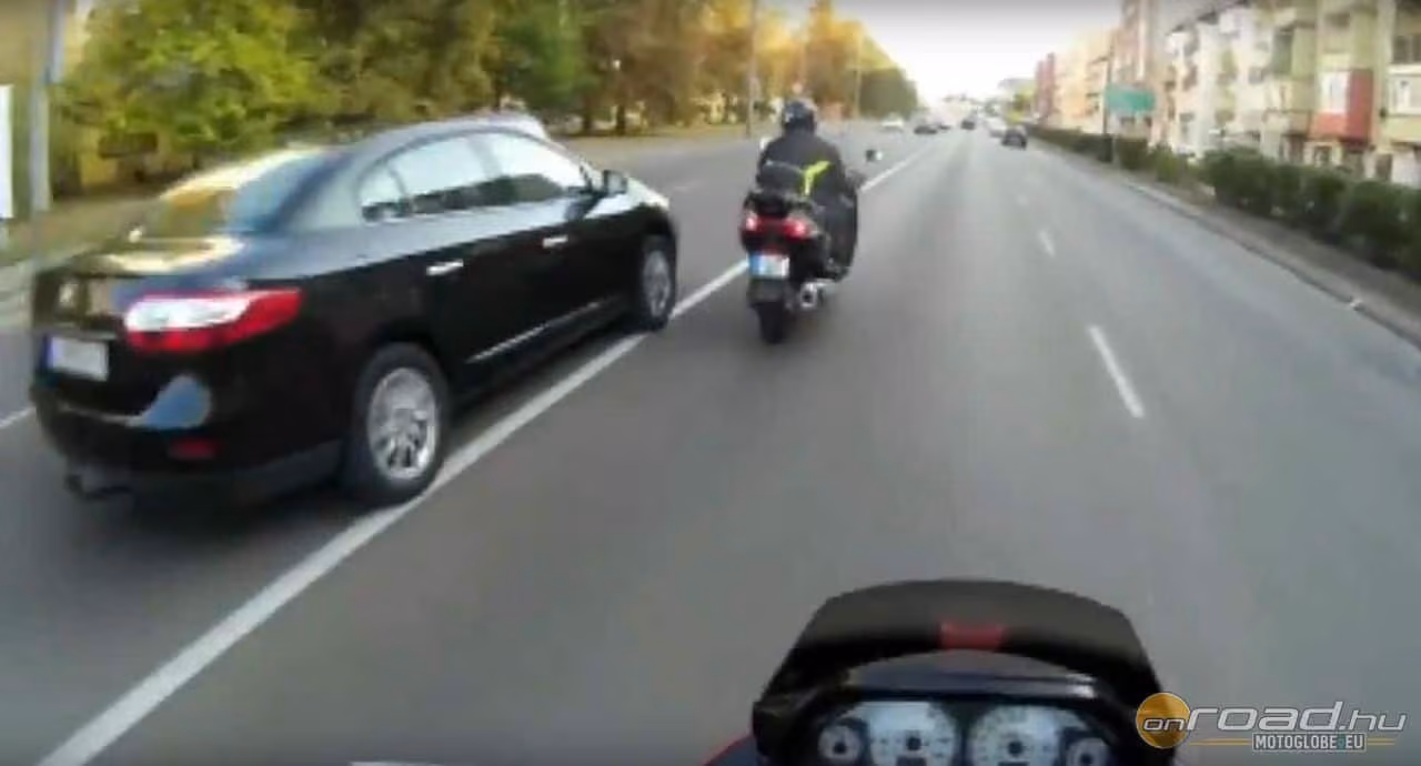 Az életveszélyes autós: záróvónalon előzve neki a motorosnak! Az életveszélyes autós: záróvónalon előzve neki a motorosnak!