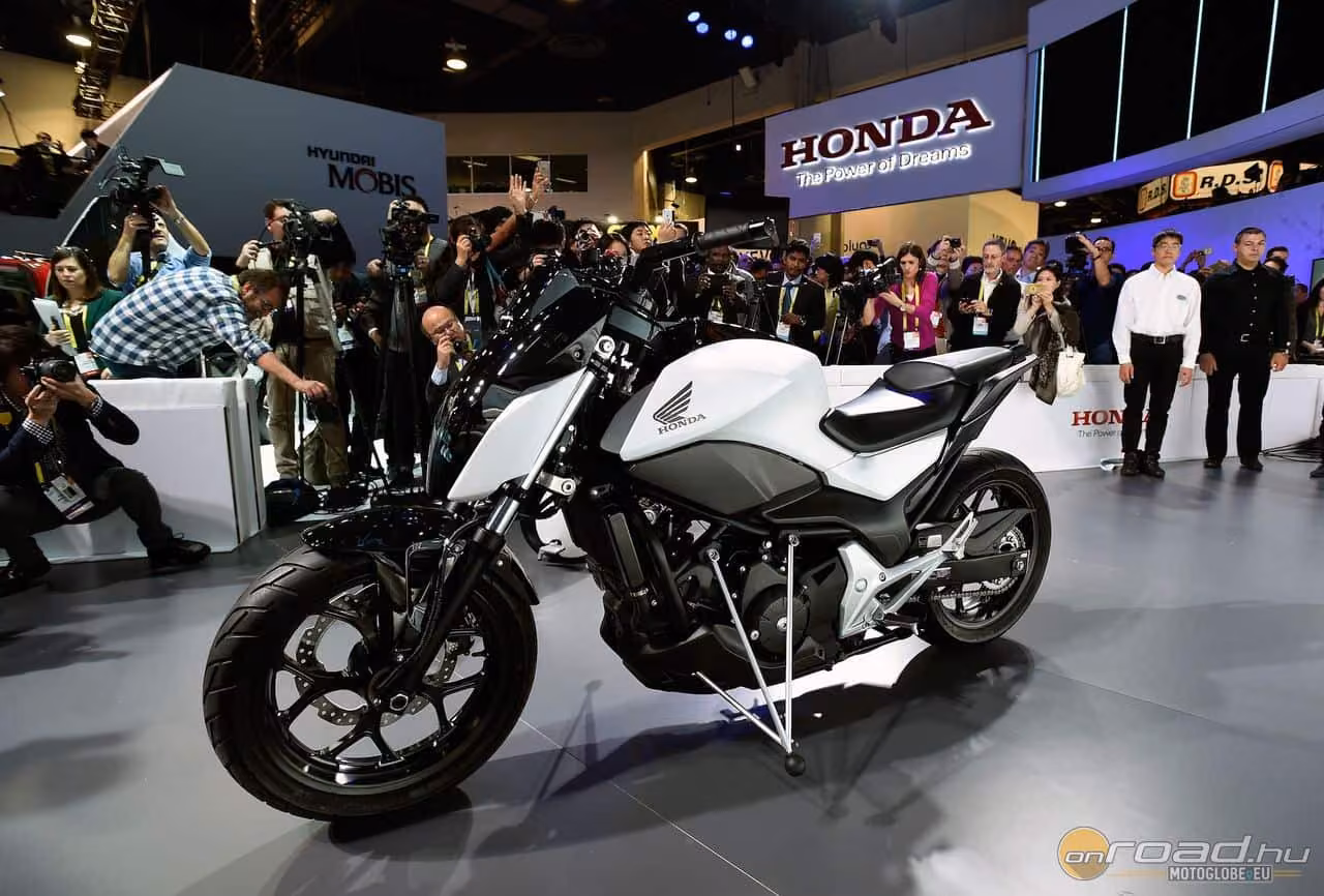 A Honda tanulmánya bemutatkozó kiállításán. Itt nem magától állt egyenesen