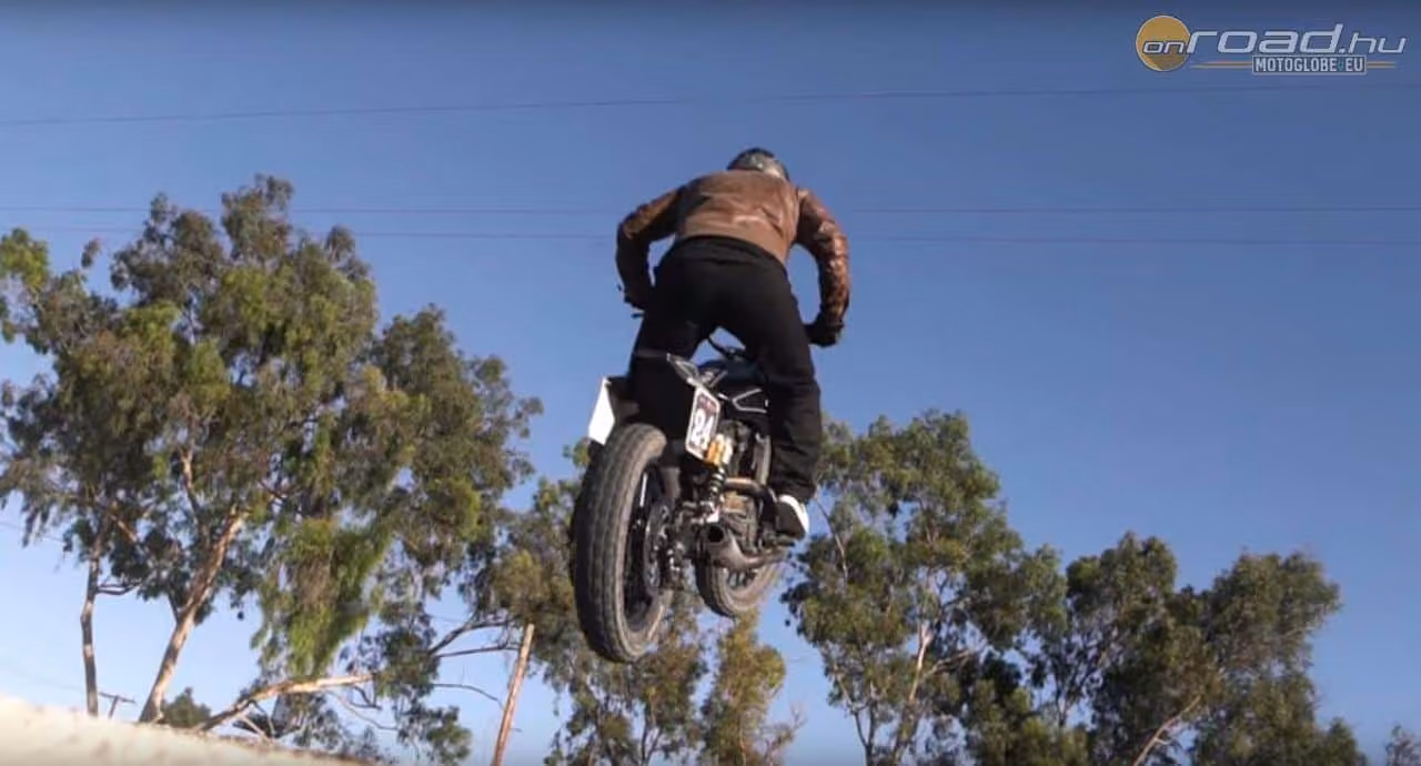 Huligánkodás egy nagyvassal: így repül az Indian Scout