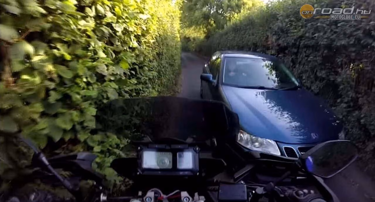 A motoros és a tehetetlen sofőr találkozása A motoros és a tehetetlen sofőr találkozása