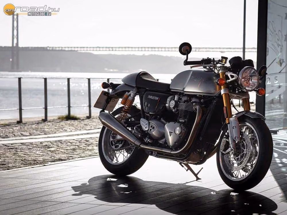 Íme, a megújult Bonneville család Thruxton nevezetű tagja!