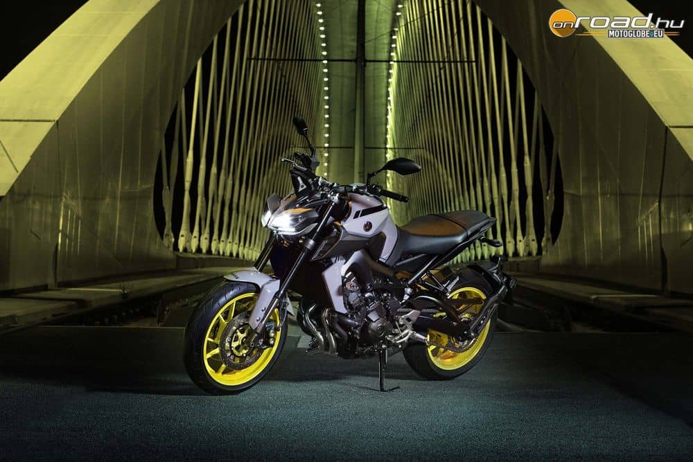 A Yamaha MT-09 megújult külsővel változatlan áron boldogítja a leendő tulajdonosokat