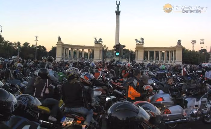 2006, Hősök tere és Dózsa György út: az Rrace Mono hívására 12'000 motor demonstrált!