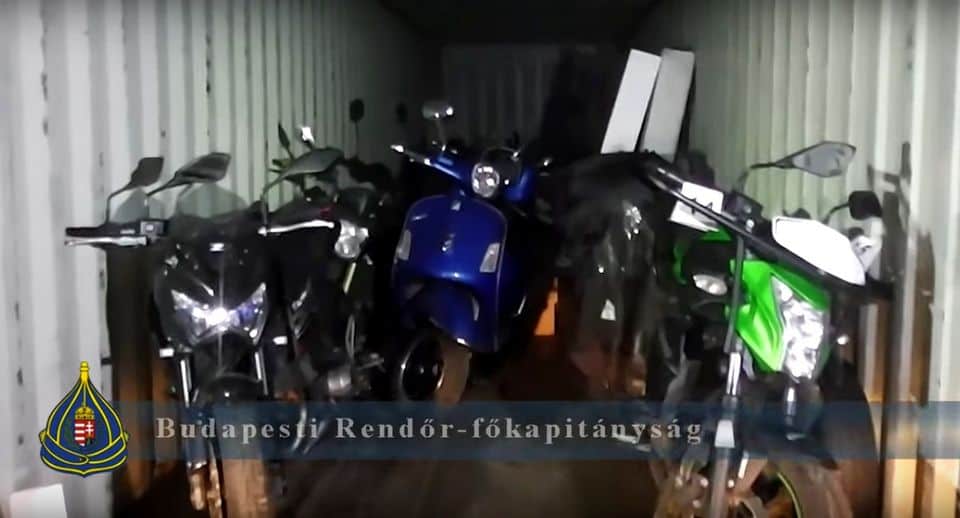 Több Kawasaki és egy Vespa is rejtőzött a rendőrség által lefoglalt konténer gyomrában