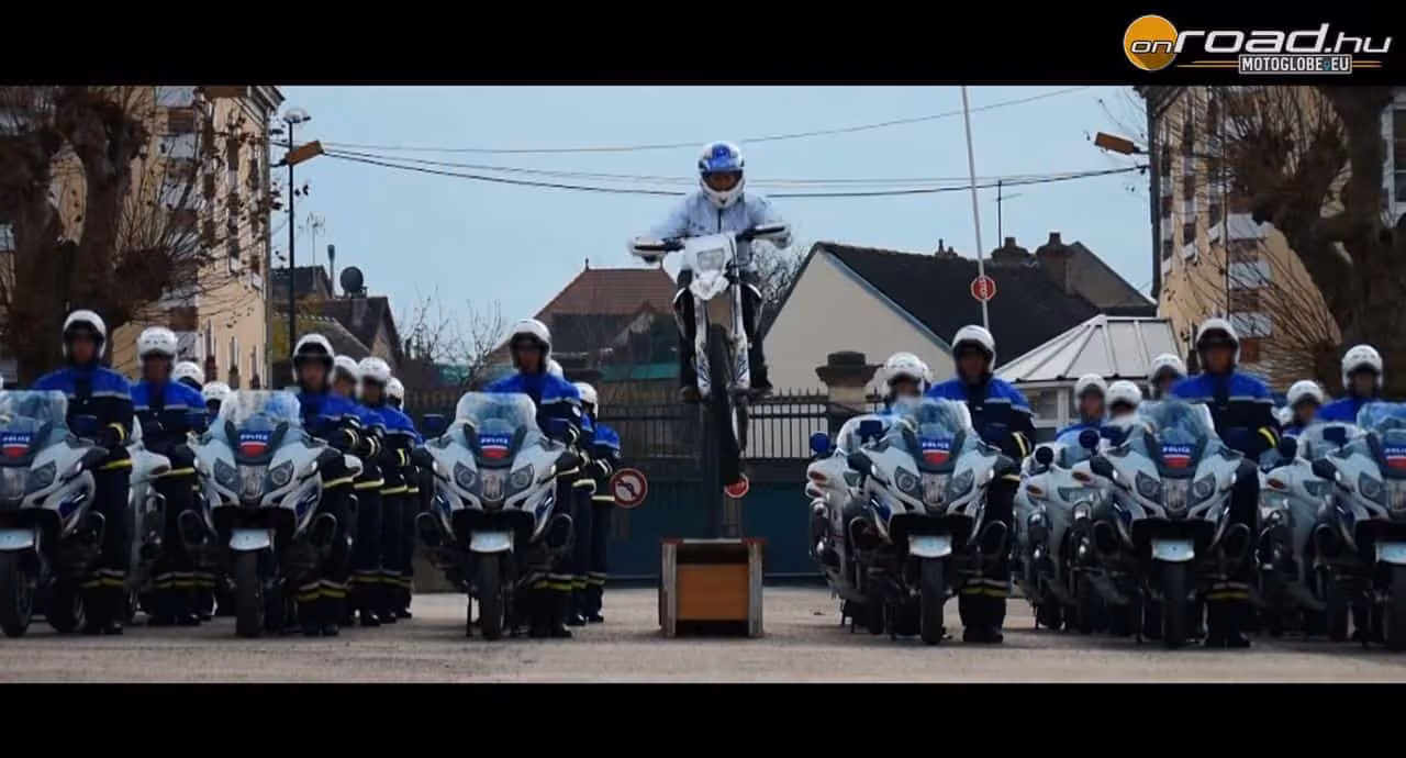 Motoros rendőrök bámulatos koreográfiája Motoros rendőrök bámulatos koreográfiája