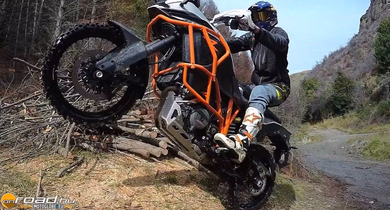 Nehézlovasság akcióban: Chris Birch és a KTM 1190 Adventure