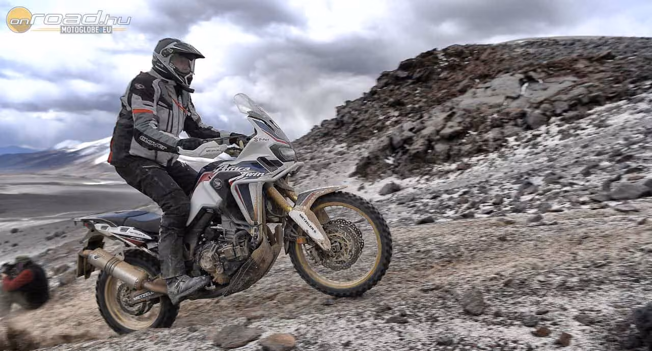 Africa Twin a világ tetején: rekordmagasságba motorozott a japán túraenduro Africa Twin a világ tetején: rekordmagasságba motorozott a japán túraenduro