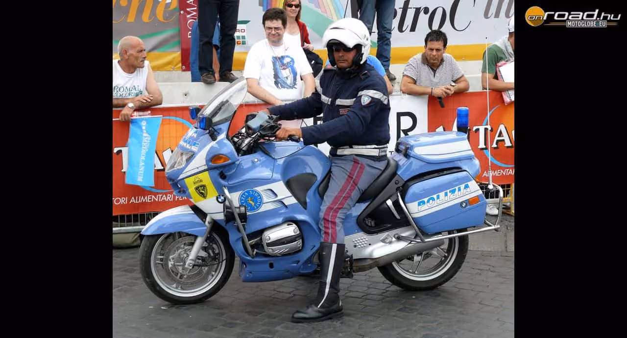 Tömegkarambol történt a Giro d’Italián egy motoros rendőr miatt Tömegkarambol történt a Giro d’Italián egy motoros rendőr miatt