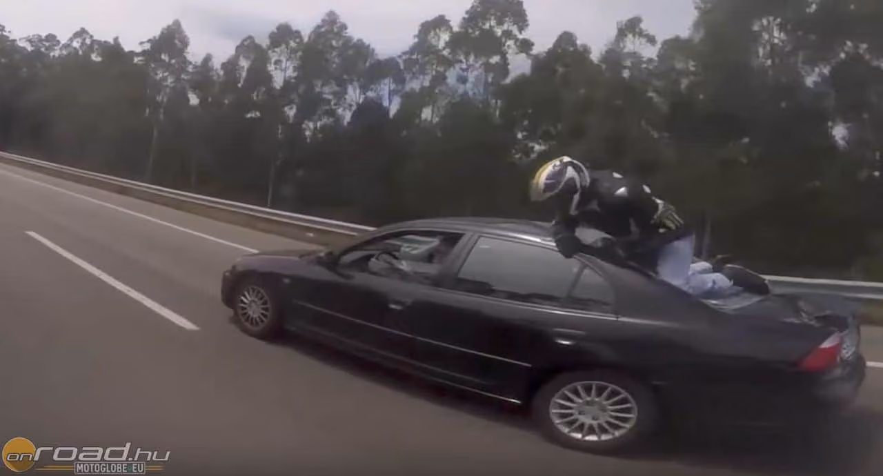 Az aszfalt helyett a csomagtartón landolt a szerencsés motoros Az aszfalt helyett a csomagtartón landolt a szerencsés motoros