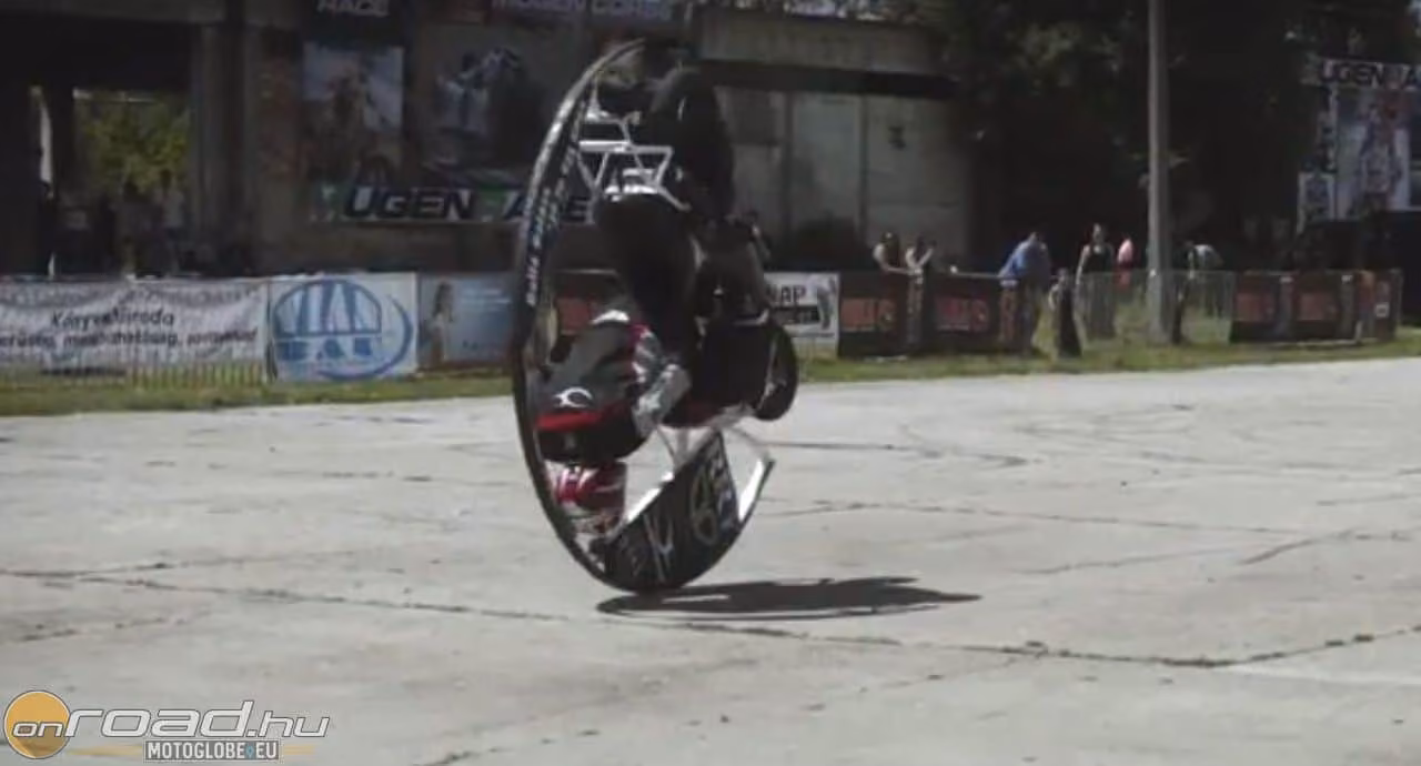 Sikeres magyar motoros világrekord Motoflywear szemüveggel