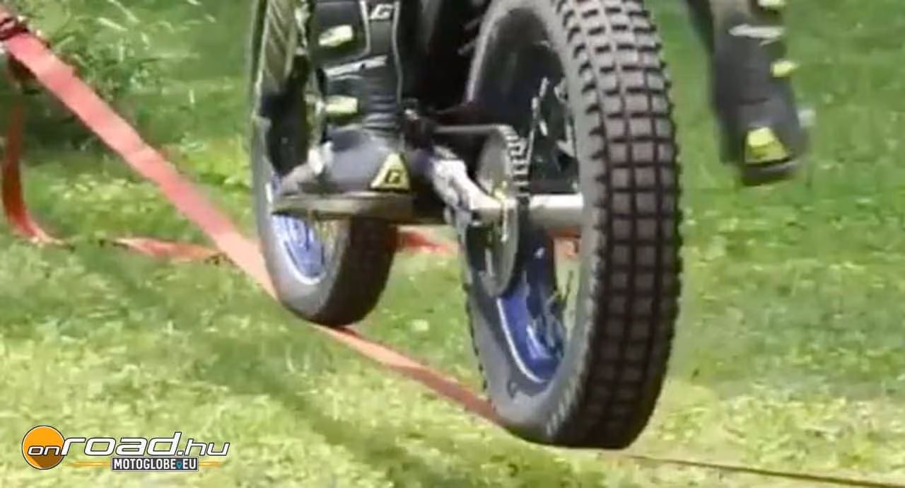 Durva egyensúlyérzék: hogyan kell végigmotorozni egy hevederen?