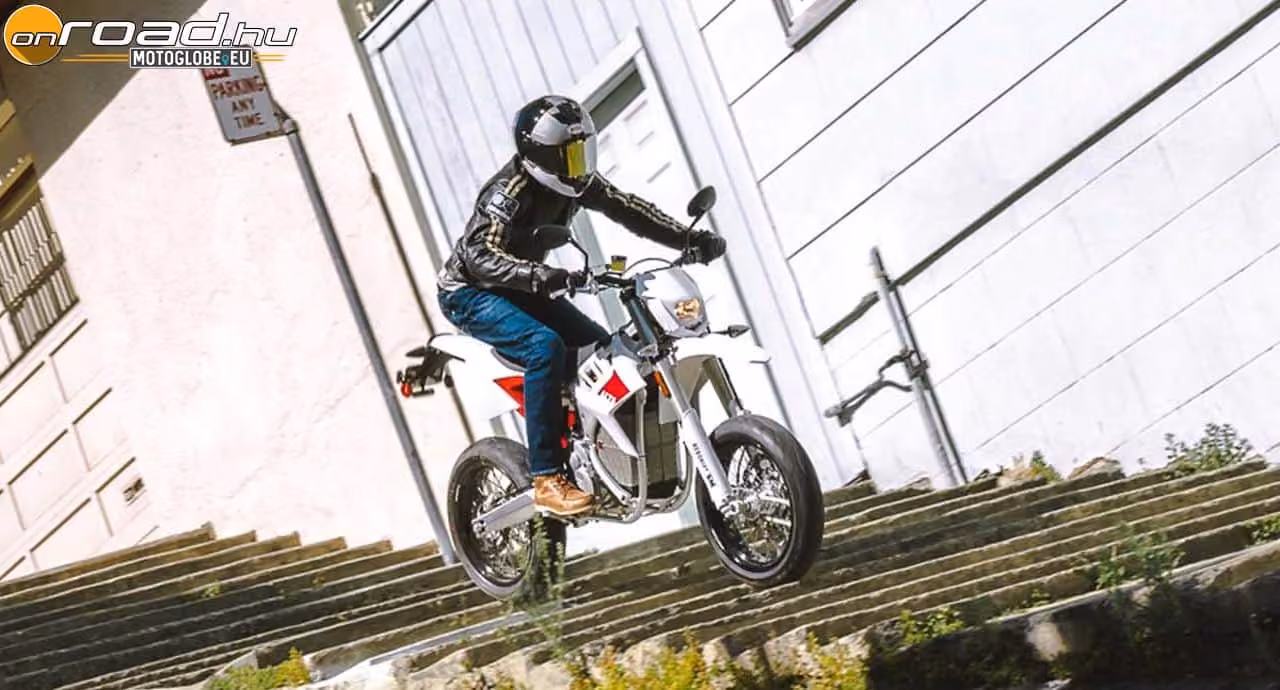 Új játékos az elektromos motorok között: bemutatkozik az Alta Redshift SM Supermoto!