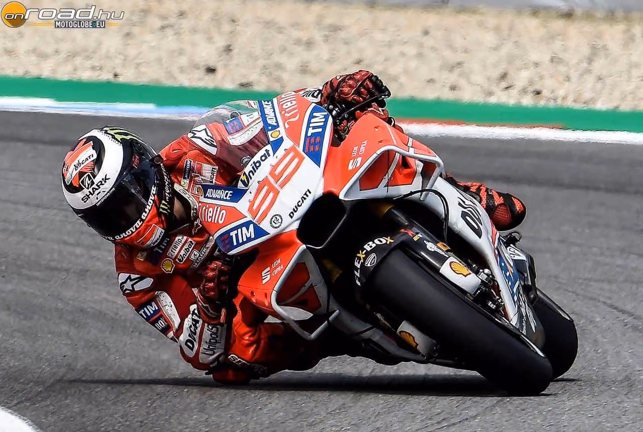Nyugi, nem pörölycápa, csak a Ducati új fejidoma Nyugi, nem pörölycápa, csak a Ducati új fejidoma