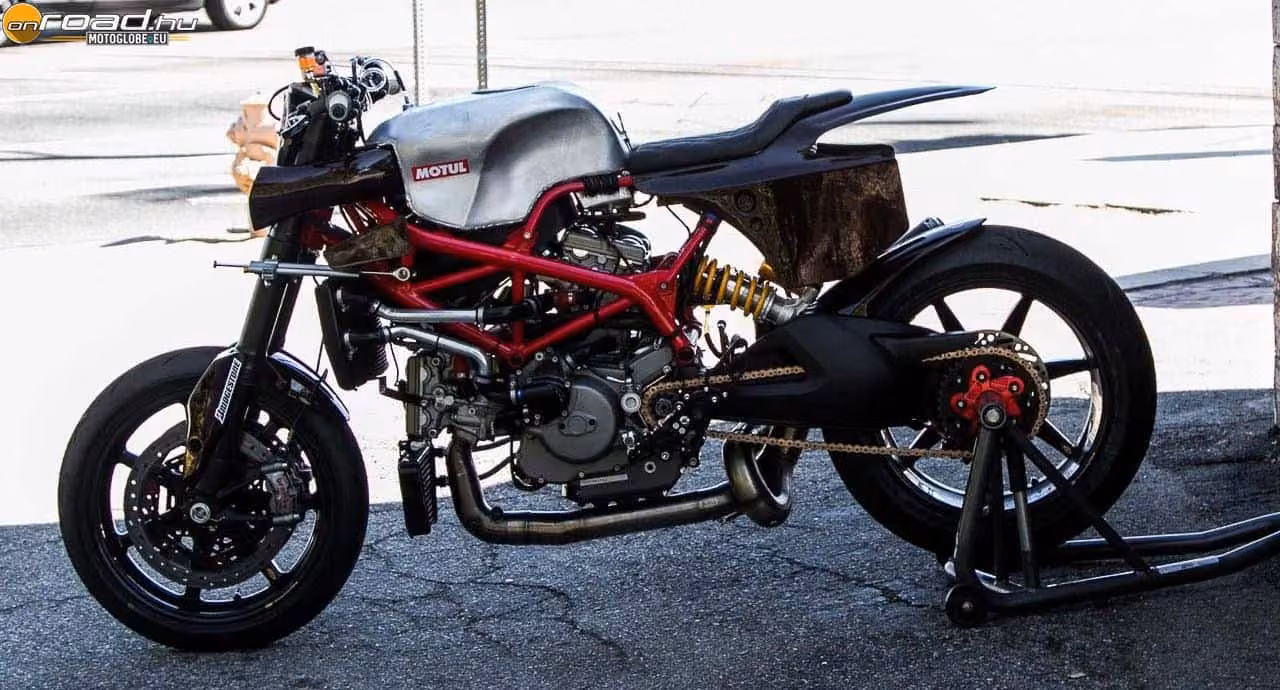 Talán az eddigi legnyersebb Ducati Hypermotard a Deus Ex Machina műhelyéből Talán az eddigi legnyersebb Ducati Hypermotard a Deus Ex Machina műhelyéből