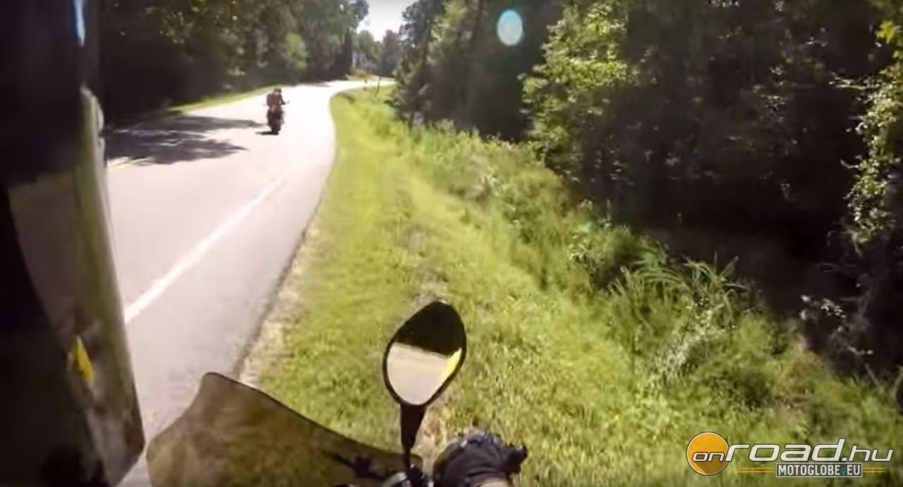 Így esik árokba egyszerre két motovlogger, akik csapatban csapattak