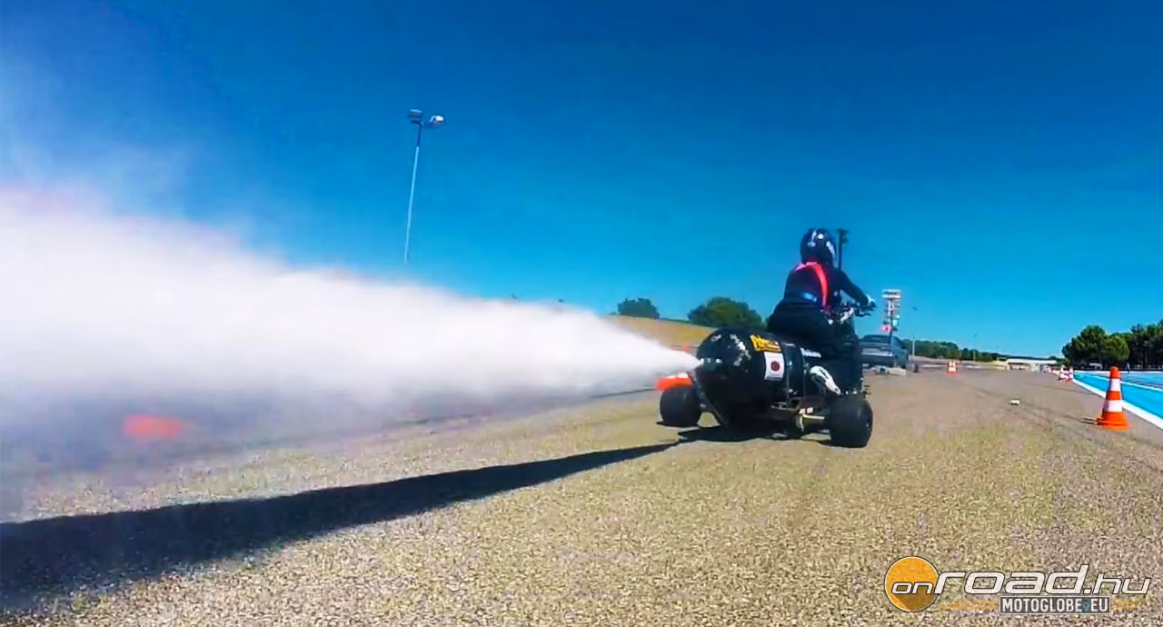 0-100 km/h: 0,55 másodperc alatt. És: simán vízzel hajtva! 0-100 km/h: 0,55 másodperc alatt. És: simán vízzel hajtva!