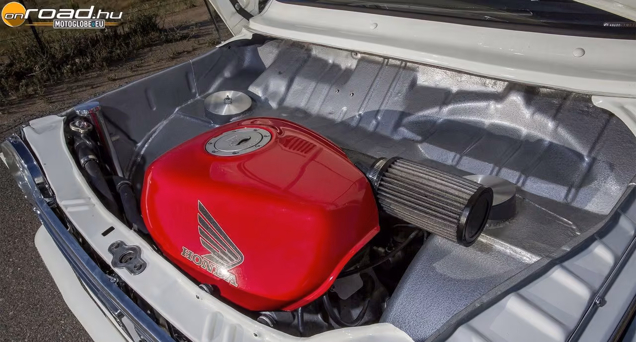 Autók, melyeket egy kétkerekű motor szíve hajt Autók, melyeket egy kétkerekű motor szíve hajt
