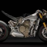 2018-Ducati-Panigale-V4-onroad-033
