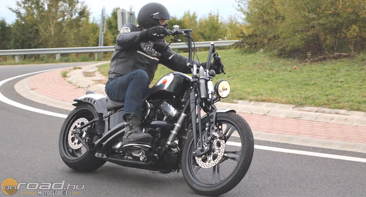 Nem csak kiállításra való: épített Gigamachine Harley-Davidson teszt