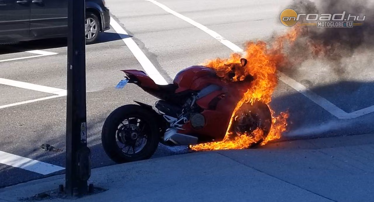Így ég porig egy gyönyörű Ducati Panigale V4 Így ég porig egy gyönyörű Ducati Panigale V4