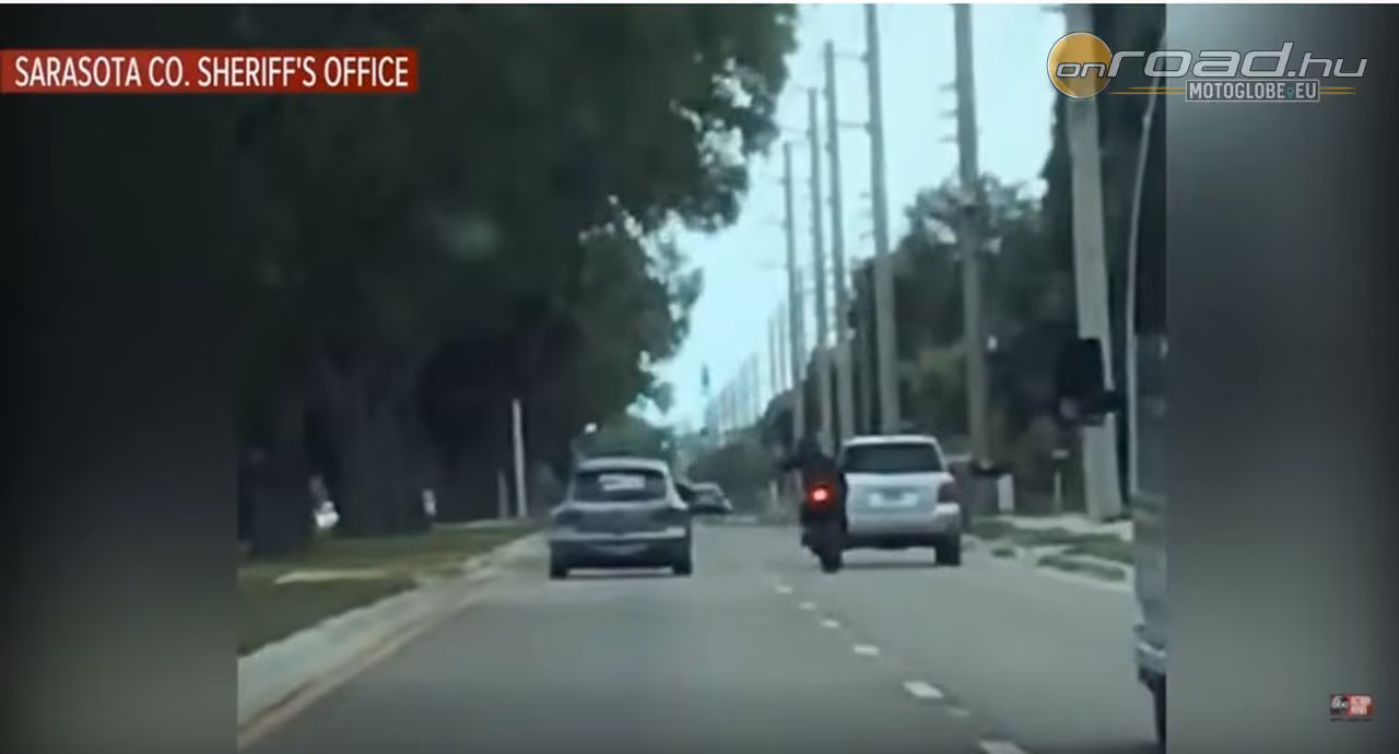 Sokkoló videó: így húzzák rá a motorosra a kormányt