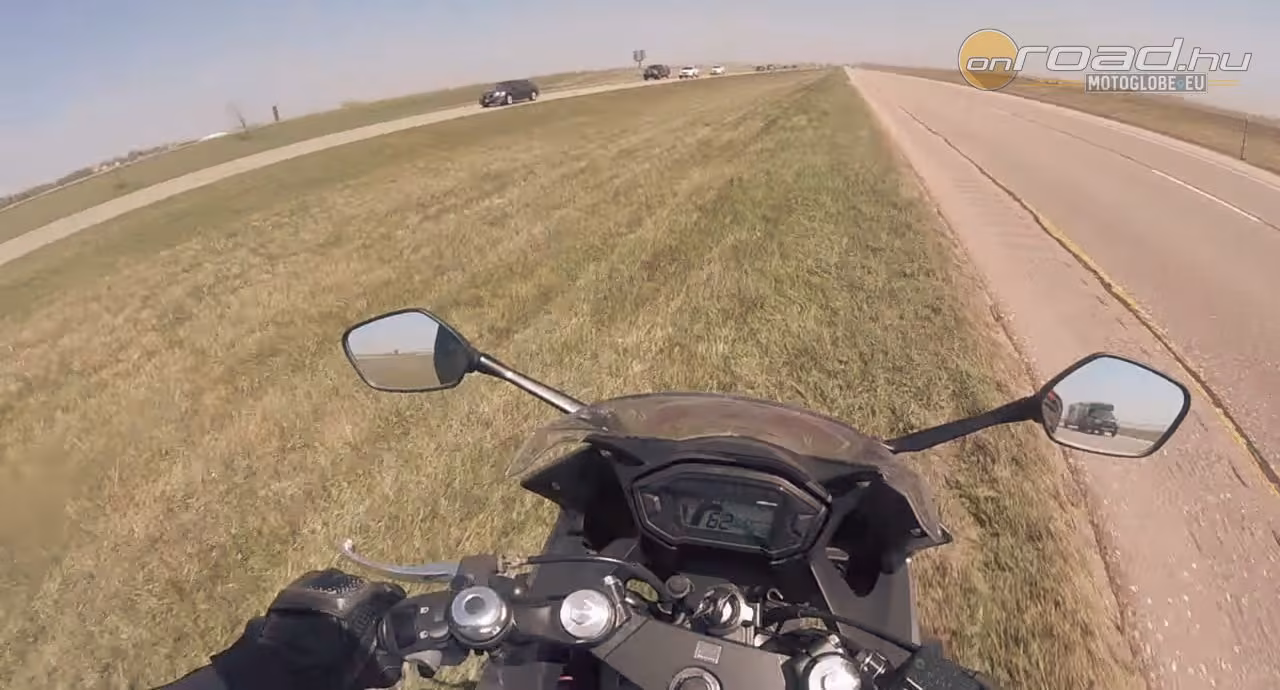 Ilyen, ha a durva oldalszél leküld off-roadozni Ilyen, ha a durva oldalszél leküld off-roadozni