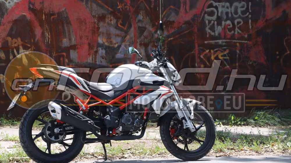 A külső és belső furcsa ötvözete: Benelli BN125 teszt A külső és belső furcsa ötvözete: Benelli BN125 teszt