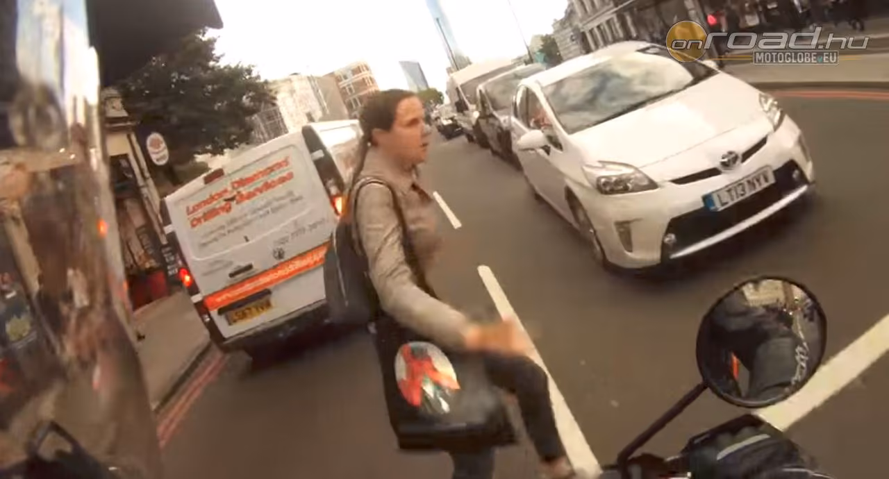 Így lép eléd a gyalogos a sorok között