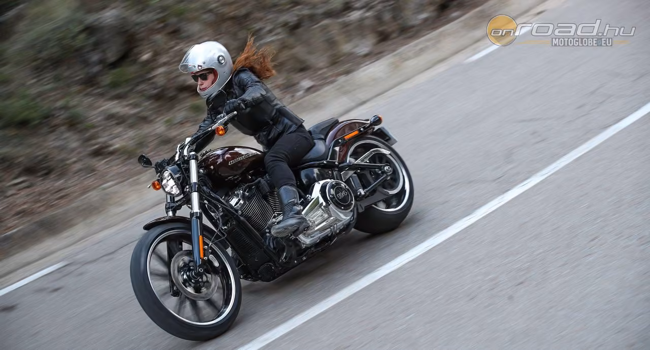 Figyelmet kérnek maguknak a motoros csajok