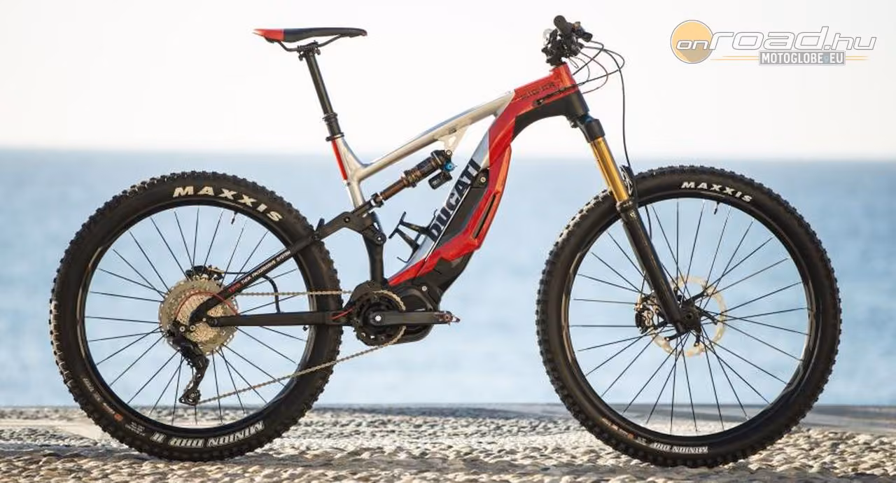 Elektromos mountain bike a Ducati háza tájáról